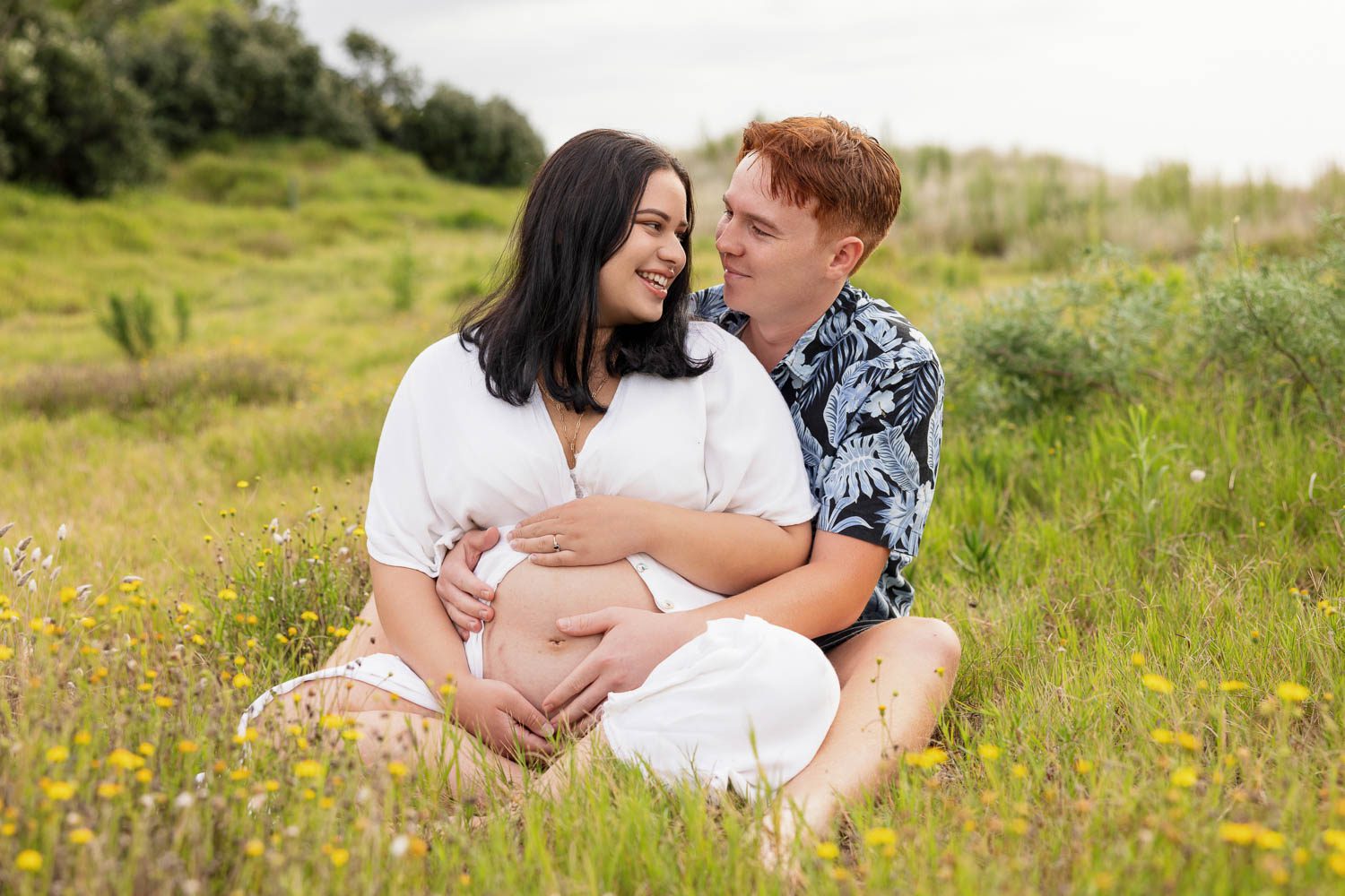 Auckland Maternity Photography 6 family in grass by family photographer siobhan kelly
